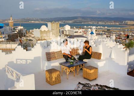 Maroc, région de Tanger Tetouan, Tanger, hôtel Dar Nour, couple assis sur la terrasse blanche de Dar Nour maison d'hôtes donnant sur la Kasbah Banque D'Images