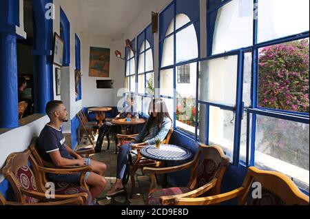 Maroc, région de Tanger Tétouan, Tanger, couple marocain qui boit du café au thé Baba Banque D'Images