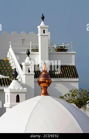 Maroc, région de Tanger Tétouan, Tanger, toits vitrés et dôme blanc dans la casbah Banque D'Images