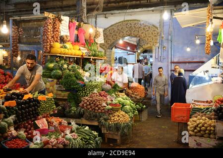 Maroc, région de Tanger Tetouan, Tanger, Marocains qui fait du shopping devant un stand de fruits et légumes dans le souk Banque D'Images
