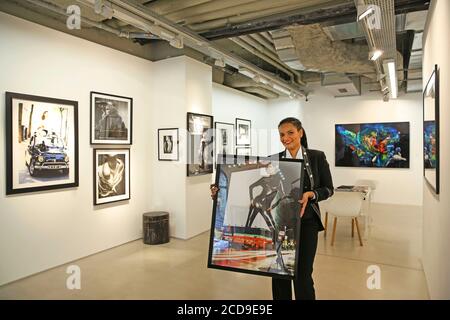 France, Paris, Royal Monceau Hotel, Julie Eugene, concierge artistique de Royal Monceau, avec une photo contemporaine dans les bras à Art photo Expo, la galerie d'art contemporain de l'hôtel Banque D'Images