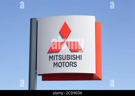 Roanne, France - 31 mai 2020 : logo Mitsubishi sur un panneau. Mitsubishi Motors Corporation est un fabricant automobile multinational Banque D'Images