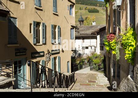 France, haute Savoie, Megève, les escaliers de la traversée piétonne et le pont sur le torrent Planay vers le musée. Banque D'Images