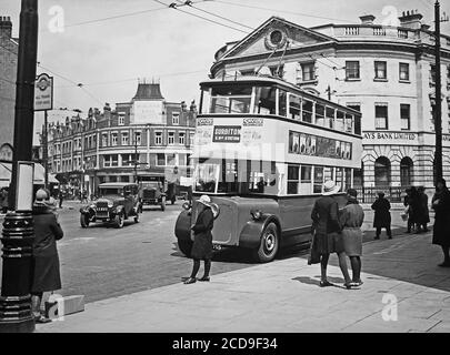 En attendant le tram, Twickenham 1930 Banque D'Images