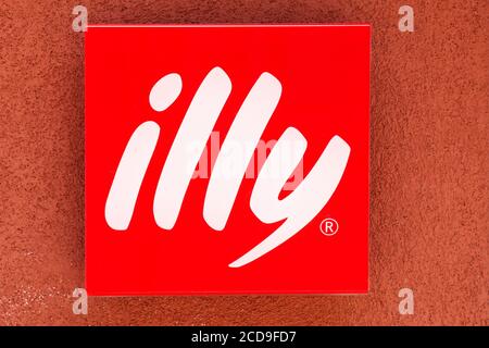 Villefranche, France- 24 mai 2020 : logo Illy sur un mur. Illy est une entreprise italienne de torréfaction de café qui se spécialise dans la production d'espresso Banque D'Images