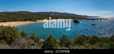 France, Corse du Sud, Campomoro, Tizzano, randonnée sur le sentier côtier de la réserve de Senetosa, vue panoramique sur la baie de Tivella et la côte préservée Banque D'Images