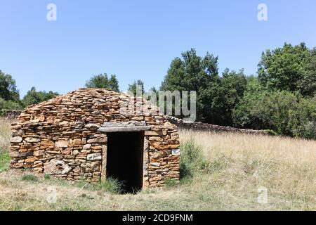 Ancienne et typique cabane en pierre appelée caborne en langue française à Saint Cyr au Mont d'Or, France Banque D'Images