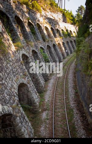 France, haute Corse, Vivario, arcades de pierres tiennent la terre pour le passage du chemin de fer dans une gorge creusée par l'homme Banque D'Images