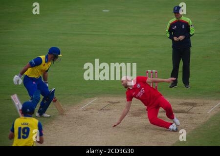 Chester le Street, Angleterre, le 27 août 2020. Le lanceur du Lancashire Danny Lamb plonge pour essayer d'arrêter une balle du batteur de Durham Alex Lees lors de leur match de Blast Vitality à Riverside, Chester le Street. Crédit : Colin Edwards/Alay Live News. Banque D'Images