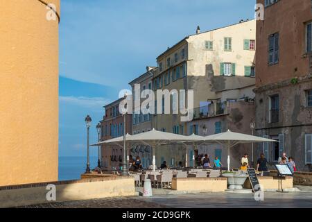 France, haute Corse, Bastia, dans la citadelle, terrasse sur la place du donjon et façades de la rue saint Michel Banque D'Images