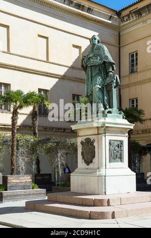 France, Corse du Sud, Ajaccio, dans la rue piétonne Cardinal Fesch, le musée des beaux-arts du palais Fesch et la statue du cardinal dans la cour intérieure Banque D'Images