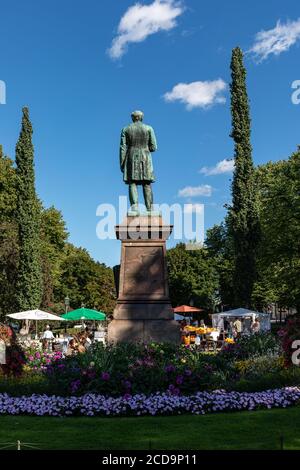 Derrière la statue du mémorial de Johan Ludvig Runeberg, dans le parc Esplanadi d'Helsinki, en Finlande Banque D'Images