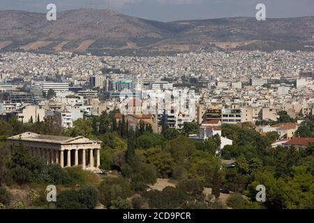 ATHÈNES, GRÈCE - AOÛT 13 2016 : vue depuis le sommet du temple d'Hephaestus avec le paysage urbain d'Athènes Banque D'Images