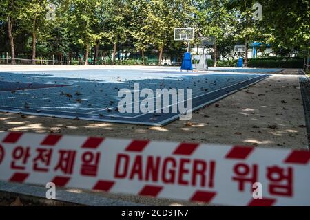 Séoul, Corée du Sud. 26 août 2020. Le terrain de basket-ball d'un parc est fermé avec de la paperasserie en raison de la crise pandémique du coronavirus.la Corée du Sud a signalé 320 cas de coronavirus supplémentaires (COVID-19) à 0 h 00, heure locale du mercredi, portant le nombre total d'infections à 18,265 depuis le début de l'éclosion. Crédit : SOPA Images Limited/Alamy Live News Banque D'Images