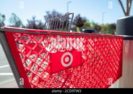 Le logo du magasin Target est visible sur le chariot, Walnut Creek, Californie, le 29 juin 2020. () Banque D'Images