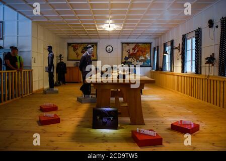 Gierlz, Pologne. 22 août 2020. Une scène reconstruite de la tentative d'assassinat avec l'image d'Hitler est photographiée partie de l'historique Wolf's Lair, le premier quartier général militaire d'Hitler sur le front oriental avec l'objectif de commencer l'Union soviétique, Dans Gierlz.le célèbre Wolf's Lair était l'un des principaux secrets de l'Allemagne nazie situé sur aujourd'hui l'est de la Pologne. Le site nazi est célèbre pour la tentative d'assassinat de la vie Hitler d'Adolf, connue sous le nom d'opération Valkyrie, Claus von Stauffenberg et d'autres ont visé Hitler avec une valise à la bombe lors d'une réunion à l'intérieur du W Banque D'Images