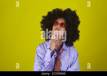 Penser fille en lunettes et homme chemise et cravate avec coiffure afro-curly sur fond jaune Banque D'Images