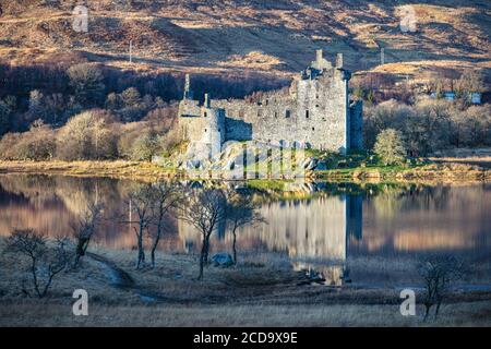 Un trajet matinal brumeux à travers les Highlands d'Écosse s'arrêtant au Loch Lubhnaig, au Loch Lubhair et au Loch Awe. Banque D'Images