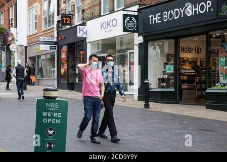 Windsor, Royaume-Uni. 27 août 2020. Les acheteurs portent des revêtements de visage pour aider à prévenir la propagation du coronavirus. Tessa Lindfield, directrice de la santé publique du Berkshire, a exhorté les résidents du Royal Borough of Windsor et de Maidenhead à suivre les directives de distanciation sociale suite à une augmentation significative du nombre de tests positifs de COVID-19 dans ce pays au cours de la semaine dernière. Crédit : Mark Kerrison/Alamy Live News Banque D'Images