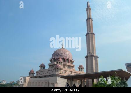 La mosquée Putra est la principale mosquée de Putrajaya Wilaya, en Malaisie Banque D'Images