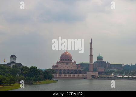 La mosquée Putra est la principale mosquée de Putrajaya Wilaya, en Malaisie Banque D'Images