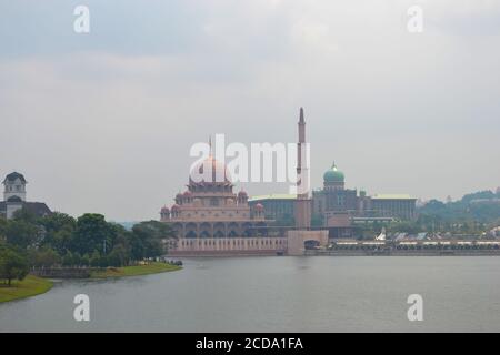 La mosquée Putra est la principale mosquée de Putrajaya Wilaya, en Malaisie Banque D'Images