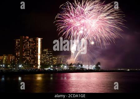 Spectaculaire feu d'artifice accueilli par Hilton Waikiki Village le vendredi soir, capturé à Magic Island, Oahu Island, Honolulu, Hawaii, États-Unis Banque D'Images