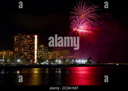 Spectaculaire feu d'artifice accueilli par Hilton Waikiki Village le vendredi soir, capturé à Magic Island, Oahu Island, Honolulu, Hawaii, États-Unis Banque D'Images