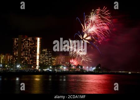 Spectaculaire feu d'artifice accueilli par Hilton Waikiki Village le vendredi soir, capturé à Magic Island, Oahu Island, Honolulu, Hawaii, États-Unis Banque D'Images