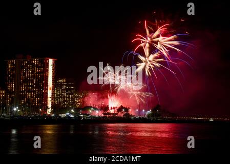 Spectaculaire feu d'artifice accueilli par Hilton Waikiki Village le vendredi soir, capturé à Magic Island, Oahu Island, Honolulu, Hawaii, États-Unis Banque D'Images