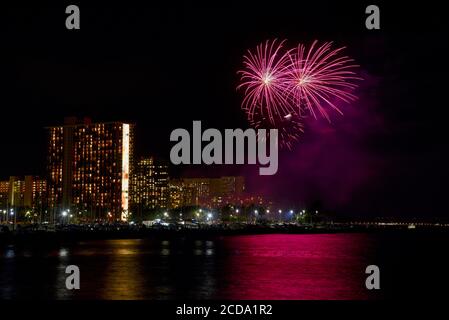 Spectaculaire feu d'artifice accueilli par Hilton Waikiki Village le vendredi soir, capturé à Magic Island, Oahu Island, Honolulu, Hawaii, États-Unis Banque D'Images