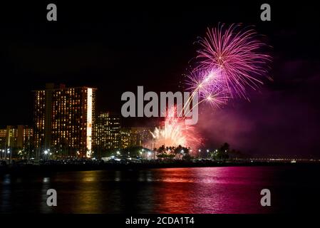 Spectaculaire feu d'artifice accueilli par Hilton Waikiki Village le vendredi soir, capturé à Magic Island, Oahu Island, Honolulu, Hawaii, États-Unis Banque D'Images