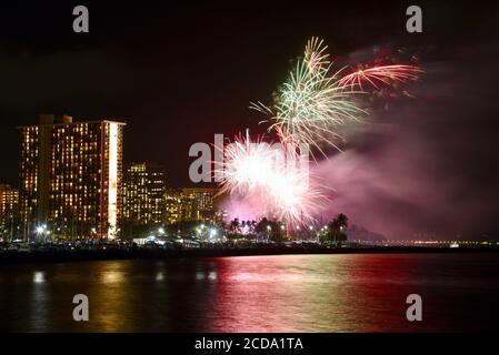 Spectaculaire feu d'artifice accueilli par Hilton Waikiki Village le vendredi soir, capturé à Magic Island, Oahu Island, Honolulu, Hawaii, États-Unis Banque D'Images