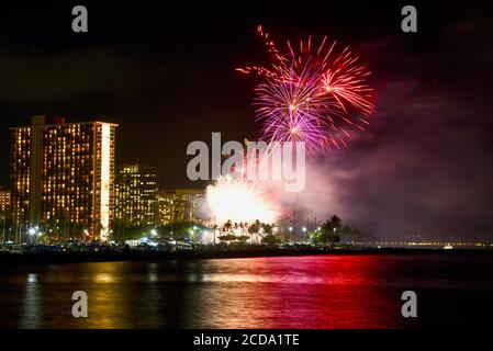 Spectaculaire feu d'artifice accueilli par Hilton Waikiki Village le vendredi soir, capturé à Magic Island, Oahu Island, Honolulu, Hawaii, États-Unis Banque D'Images