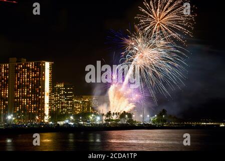 Spectaculaire feu d'artifice accueilli par Hilton Waikiki Village le vendredi soir, capturé à Magic Island, Oahu Island, Honolulu, Hawaii, États-Unis Banque D'Images