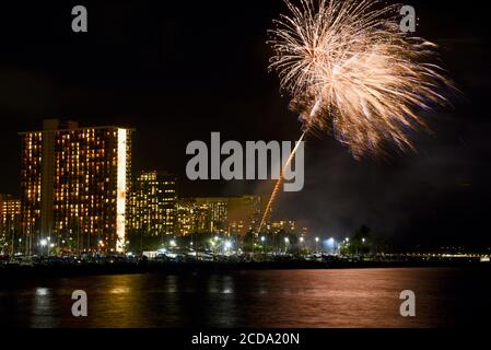 Spectaculaire feu d'artifice accueilli par Hilton Waikiki Village le vendredi soir, capturé à Magic Island, Oahu Island, Honolulu, Hawaii, États-Unis Banque D'Images