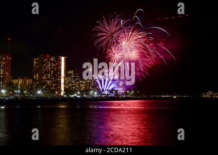 Spectaculaire feu d'artifice accueilli par Hilton Waikiki Village le vendredi soir, capturé à Magic Island, Oahu Island, Honolulu, Hawaii, États-Unis Banque D'Images