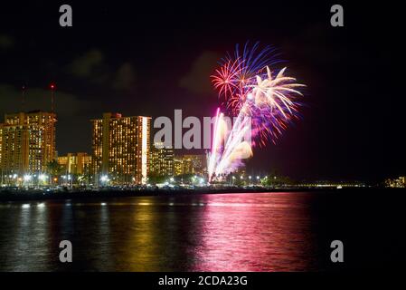 Spectaculaire feu d'artifice accueilli par Hilton Waikiki Village le vendredi soir, capturé à Magic Island, Oahu Island, Honolulu, Hawaii, États-Unis Banque D'Images