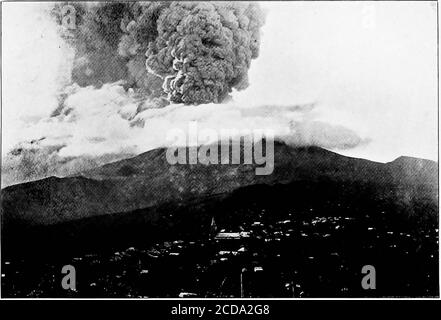 . La vie et l'aventure dans les Antilles; une suite à aventures à la recherche d'une vie en Espagne-Amérique . Les ruines de Saint-Pierre en 1908, six ans après sa destruction. (Le sommet du volcan, le Mont Pele, est shgly couvert d'un nuage.) Morne Rouge, un village voisin, quelques heures avant sa destruction. i^Pkoto avec l'aimable autorisation de Monsieur Fabre.) Banque D'Images