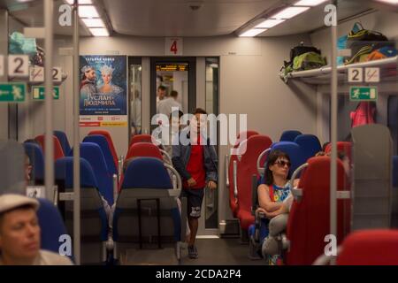 Sotchi, Russie - 21 août 2018: Les gens vont dans un train électrique à grande vitesse Swallow en été Banque D'Images