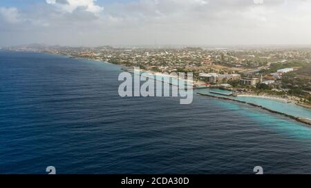 Vue aérienne de la côte de Curaçao dans la mer des Caraïbes avec eau turquoise, falaise, plage et magnifique récif de corail Banque D'Images