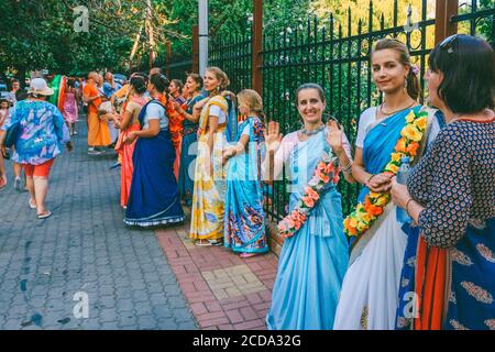 Sotchi, Russie - 21 août 2018 : les femmes et les filles belles et heureuses sont des lièvres Krishna dans des robes brillantes dansant et chantant dans les rues de Sotchi Banque D'Images