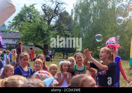 Kamennomostsky, Russie - 1 septembre 2018: Animatrice de fille organise pour les enfants des bulles d'exposition au jour de festival du village Kamennomostsky dans le Banque D'Images