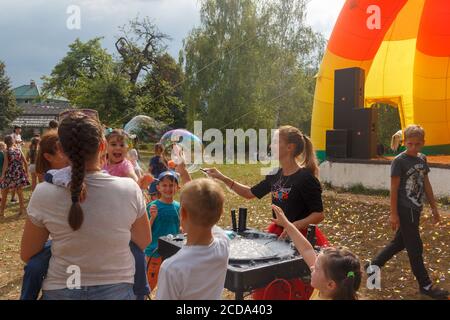 Kamennomostsky, Russie - 1 septembre 2018: Animatrice de fille organise pour les enfants des bulles d'exposition au jour de festival du village Kamennomostsky dans le Banque D'Images