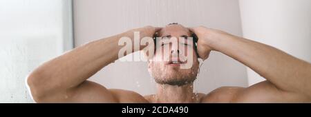 Salle de bains avec douche dans un hôtel de luxe ou un homme à la maison qui prend chaud bain lavage des cheveux sous pluie bannière d'eau panorama Banque D'Images