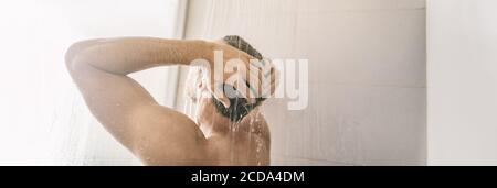 Douche du matin, jeune homme se doutant en prenant un bain chaud à laver bannière panorama cheveux maison style de vie arrière-plan Banque D'Images