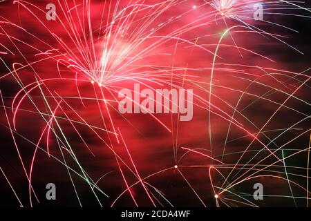 Feu d'artifice tiré d'un spectacle pyrotechnique de célébration de fusée sur Guy Photo de Fawkes bonfire Night Banque D'Images