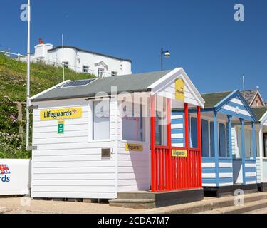 Cabanes de plage colorées, Southwold, Suffolk, Royaume-Uni. Destination de vacances en bord de mer britannique. Banque D'Images