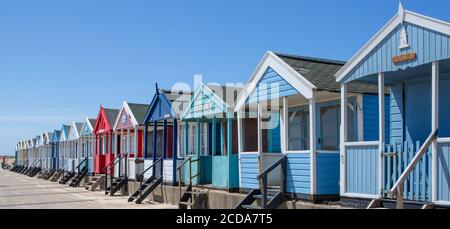 Cabanes de plage colorées, Southwold, Suffolk, Royaume-Uni. Destination de vacances en bord de mer britannique. Banque D'Images