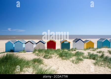 Cabanes de plage colorées, Southwold, Suffolk, Royaume-Uni. Destination de vacances en bord de mer britannique. Banque D'Images